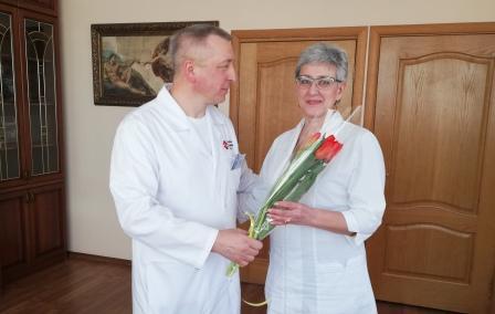 Мужчины больницы Вересаева поздравили своих коллег с Международным женским днем