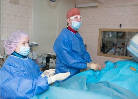 Рентгенхирурги столичной больницы Вересаева успешно прооперировали женщину с тяжелым пороком сердца без единого разреза