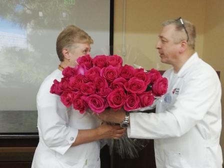 Заведующую 8 терапевтическим отделением больницы Вересаева поздравили с юбилеем