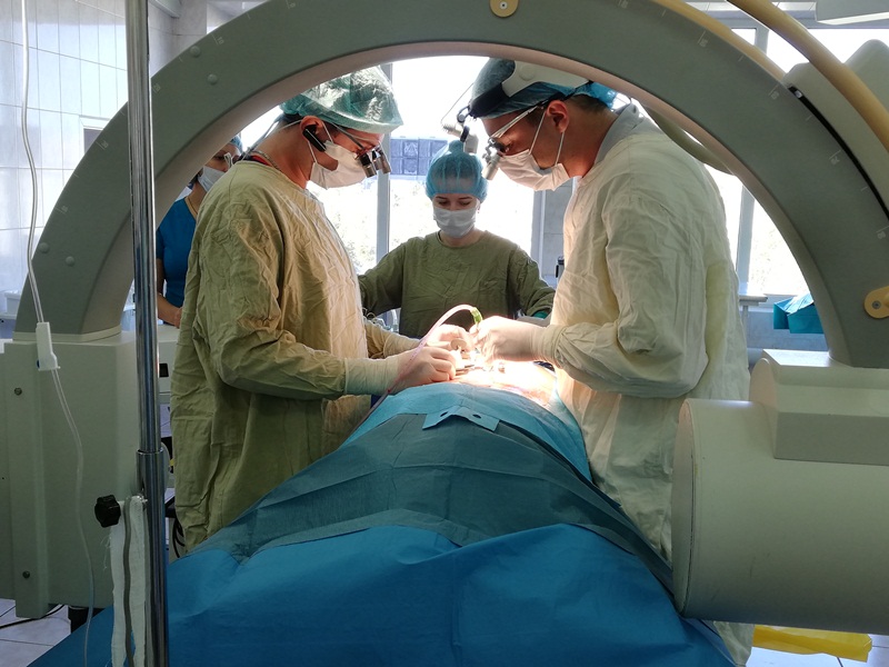 Нейрохирурги больницы Вересаева внедрили новый метод лечения грыж позвоночника