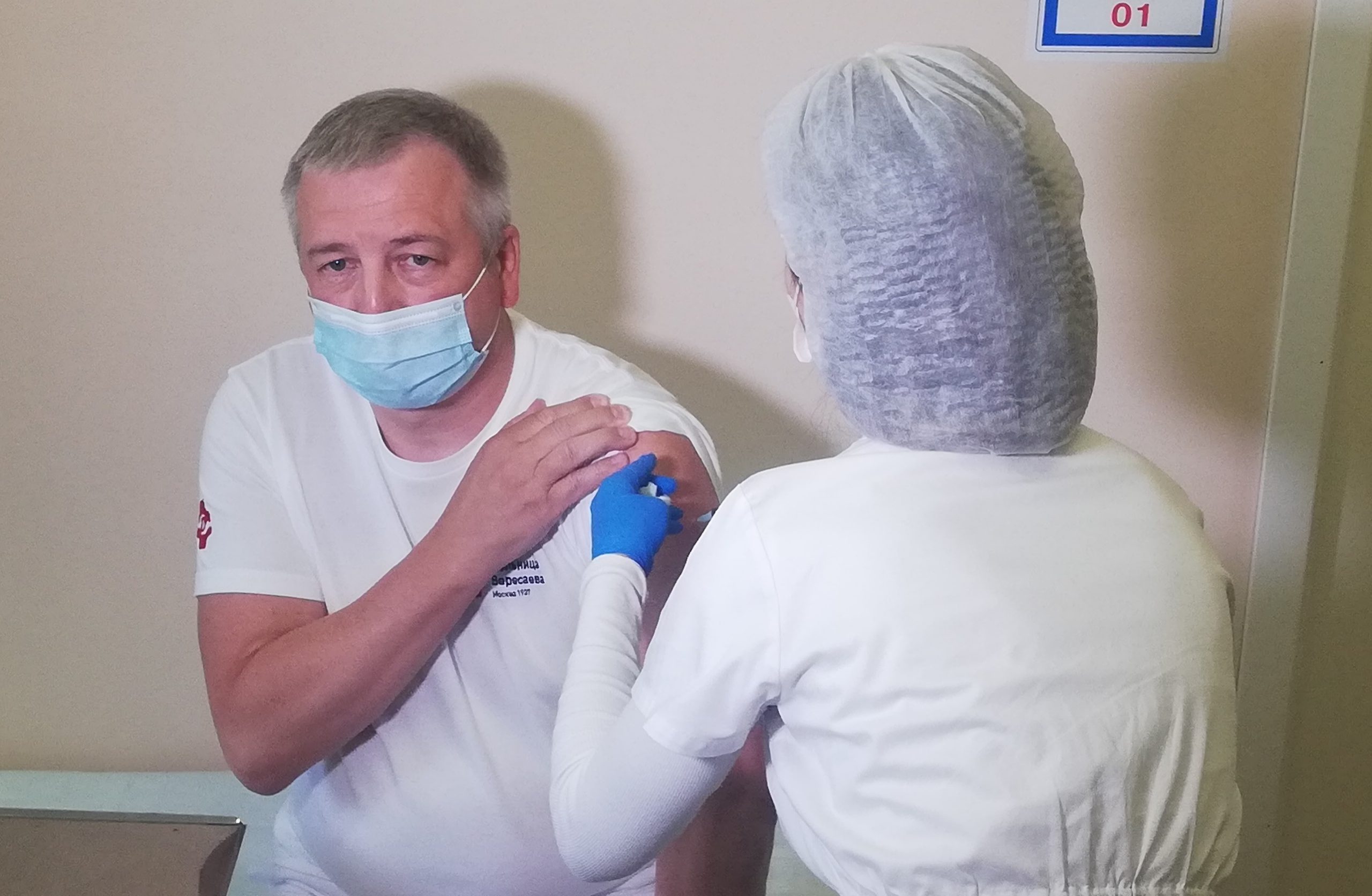 Главный врач больницы Вересаева привился от коронавируса