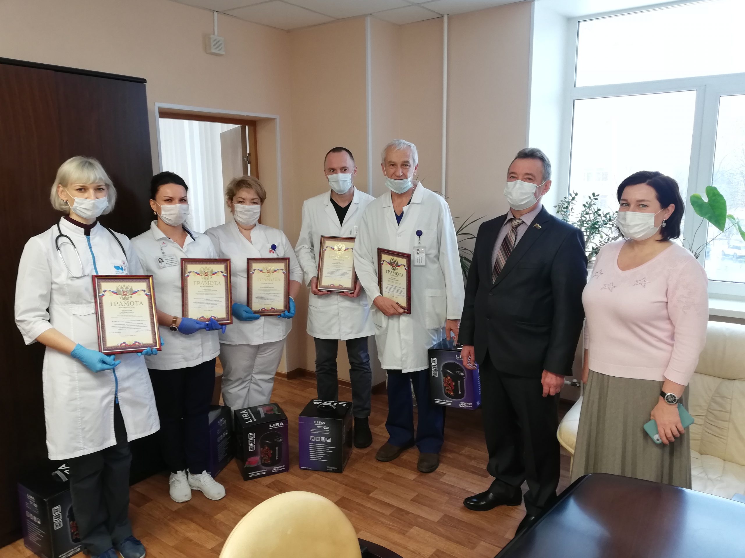 Администрация Дмитровского района наградила медицинских сотрудников больницы Вересаева