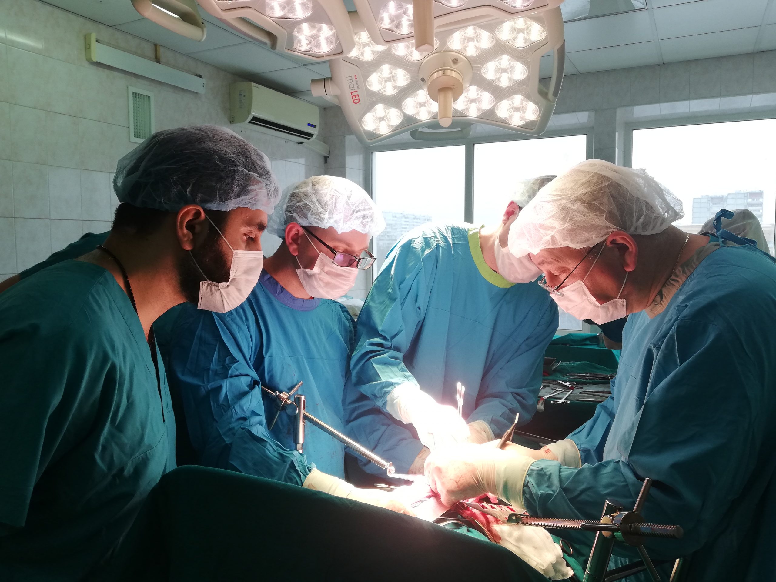 Образование надпочечника размером со страусиное яйцо удалили хирурги больницы Вересаева