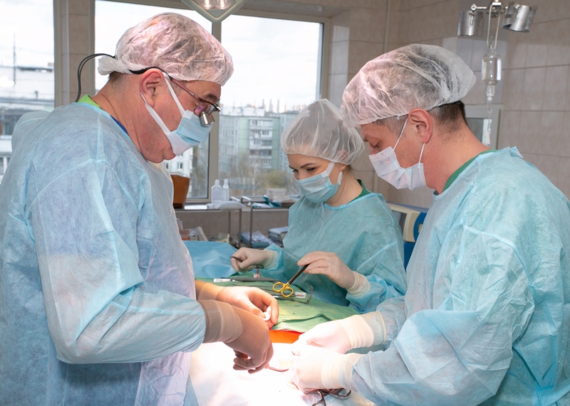 Сосудистые хирурги больницы Вересаева выполнили операцию по уникальной методике пациенту с редким видом кишечной непроходимости