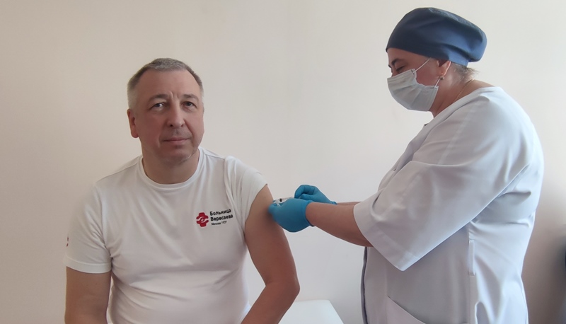 Главный врач больницы Вересаева и его заместители прошли ревакцинацию от COVID-19