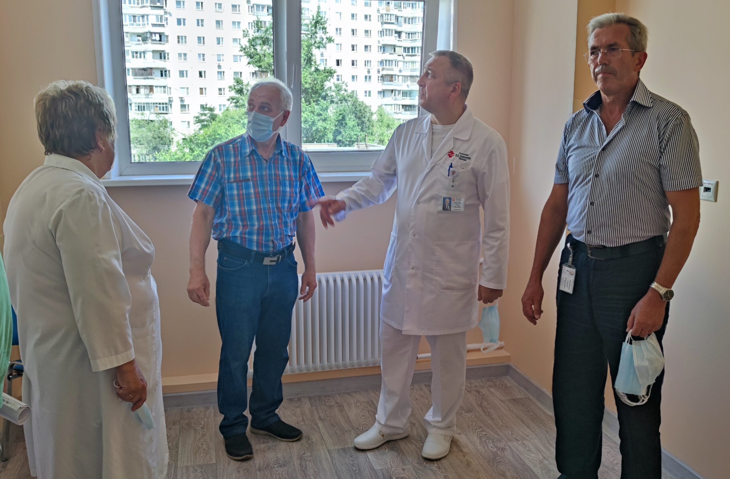 Главный врач больницы Вересаева оценил готовность роддома к открытию после мойки