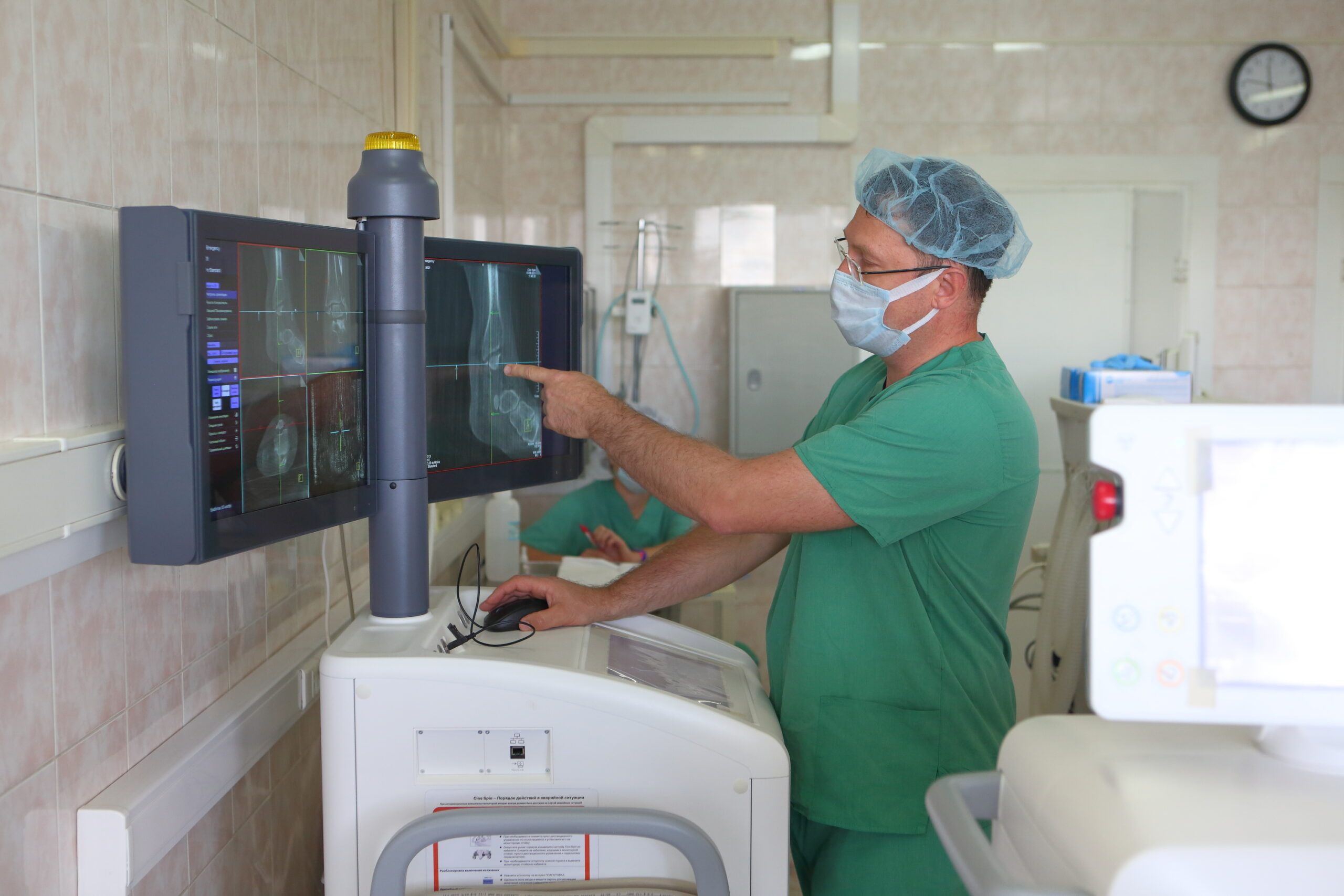 Травматологи больницы Вересаева будут проводить сложные операции под 3D-контролем новейшей рентген-системы