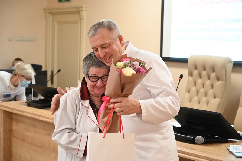 В больнице Вересаева отметили 85-летие основания медучреждения и наградили почетных сотрудников
