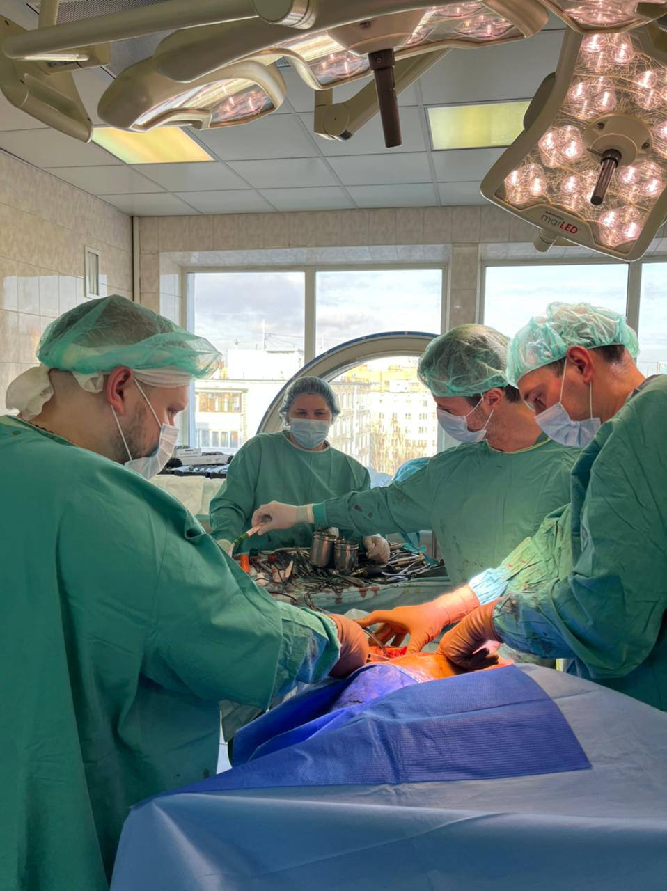 Травматологи ГКБ им. В.В. Вересаева выполнили операцию высочайшей степени сложности пациенту с перипротезным переломом бедра