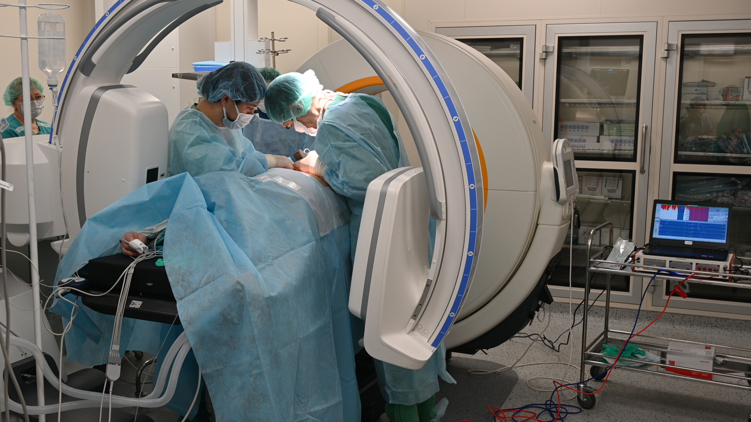 Нейрохирурги больницы Вересаева получили передовое оборудование для безопасных вмешательств на позвоночнике и головном мозге