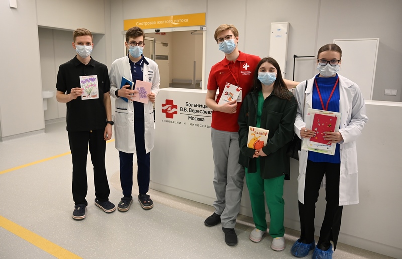 Волонтеры-медики вручили пациентам больницы Вересаева открытки с пожеланиями