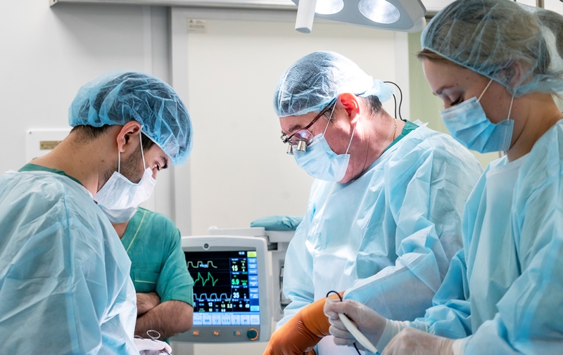 Сосудистые хирурги больницы Вересаева выполнили уникальную операцию по замене почти всей аорты сосудистым протезом и спасли пациента
