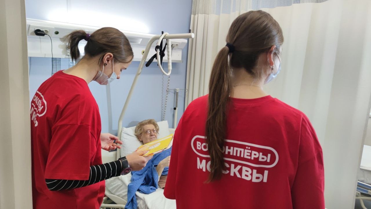 Волонтеры-медики вручили пациентам больницы Вересаева открытки с пожеланиями
