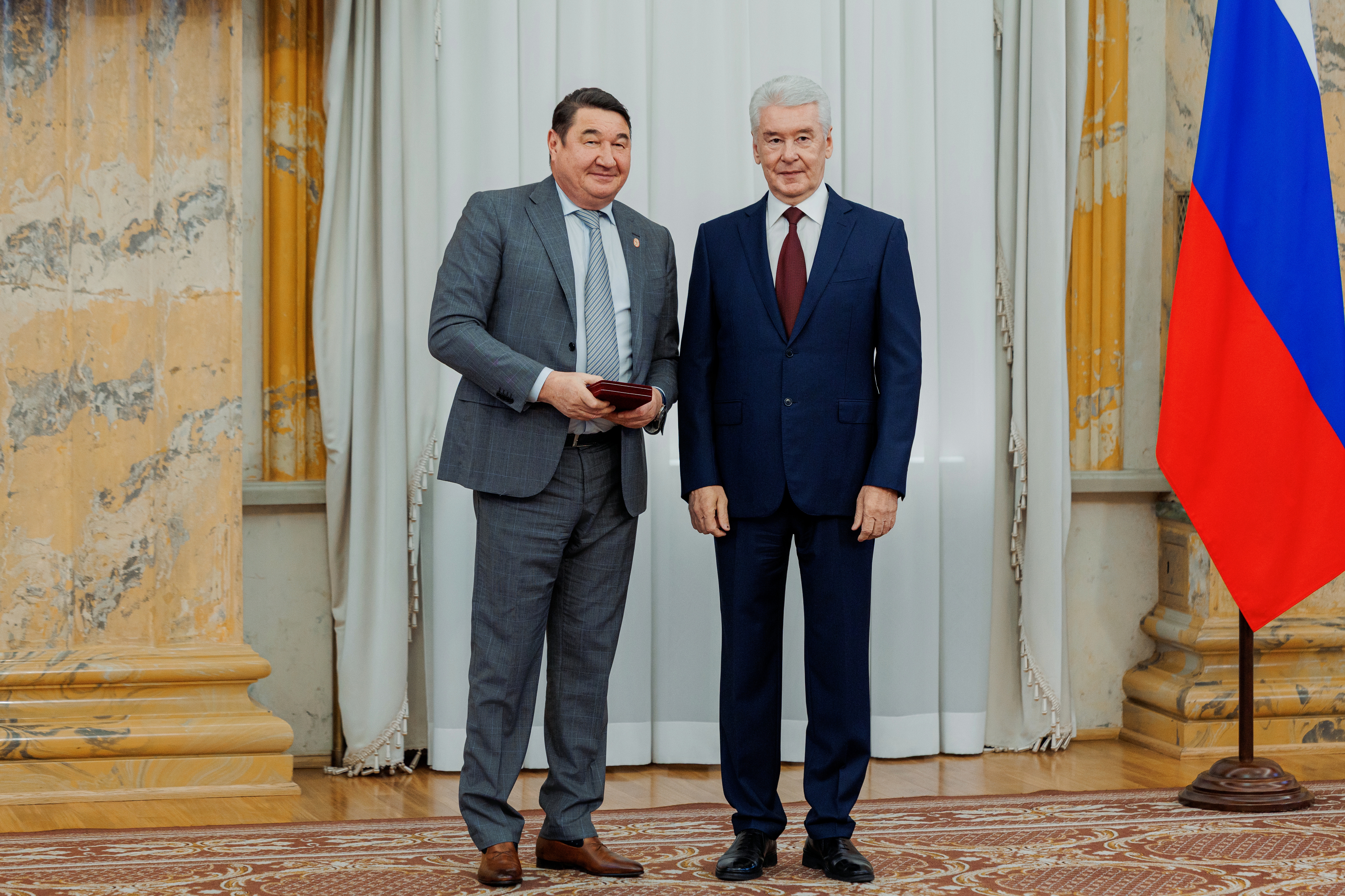 Сергей Собянин вручил высокую награду заведующему отделением сосудистой хирургии Феликсу Хамитову