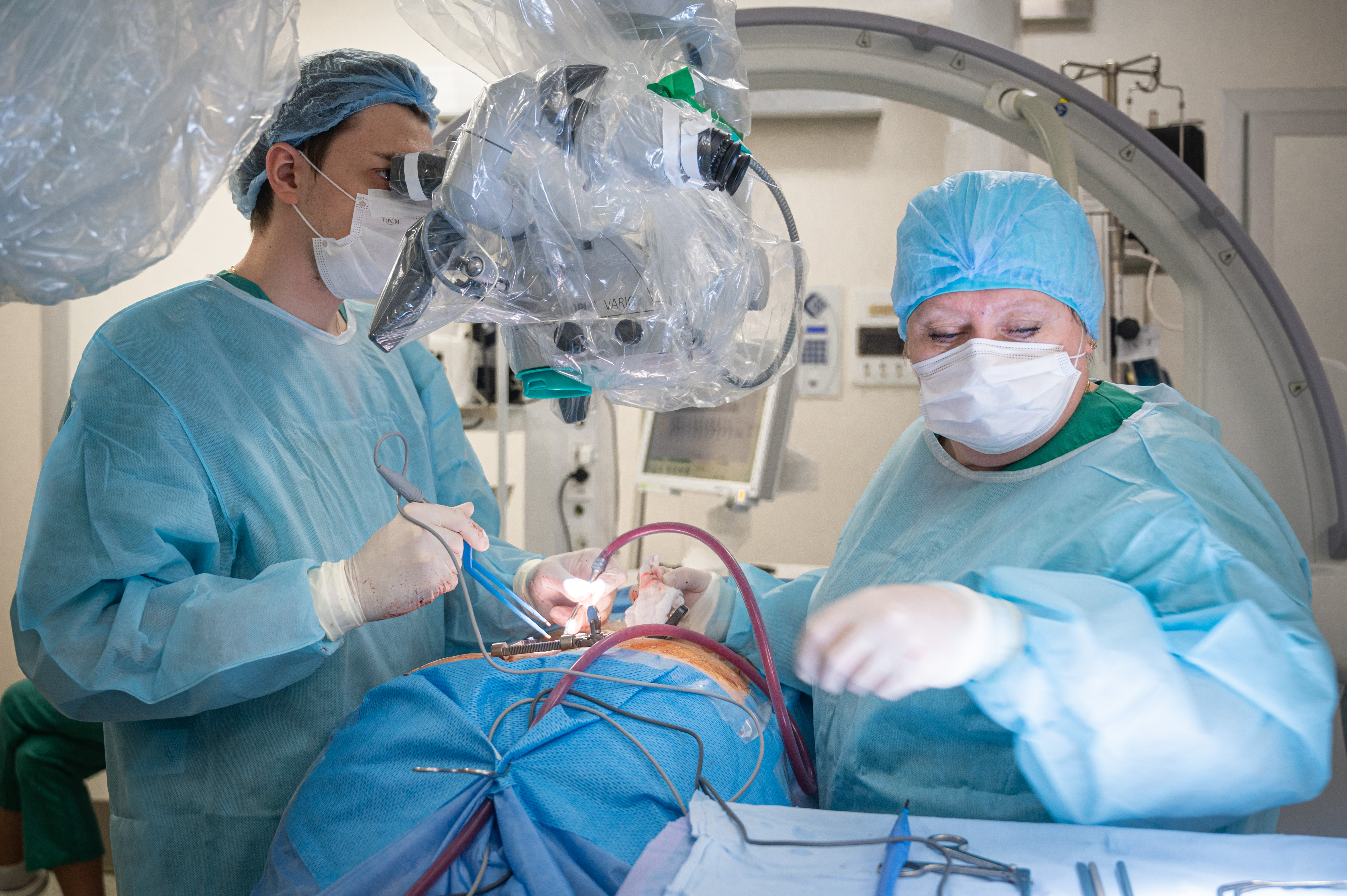  «Посмотрел на солнце, кашлянул два раза, и как прострелило из поясницы в ногу, пронизывающая боль…»