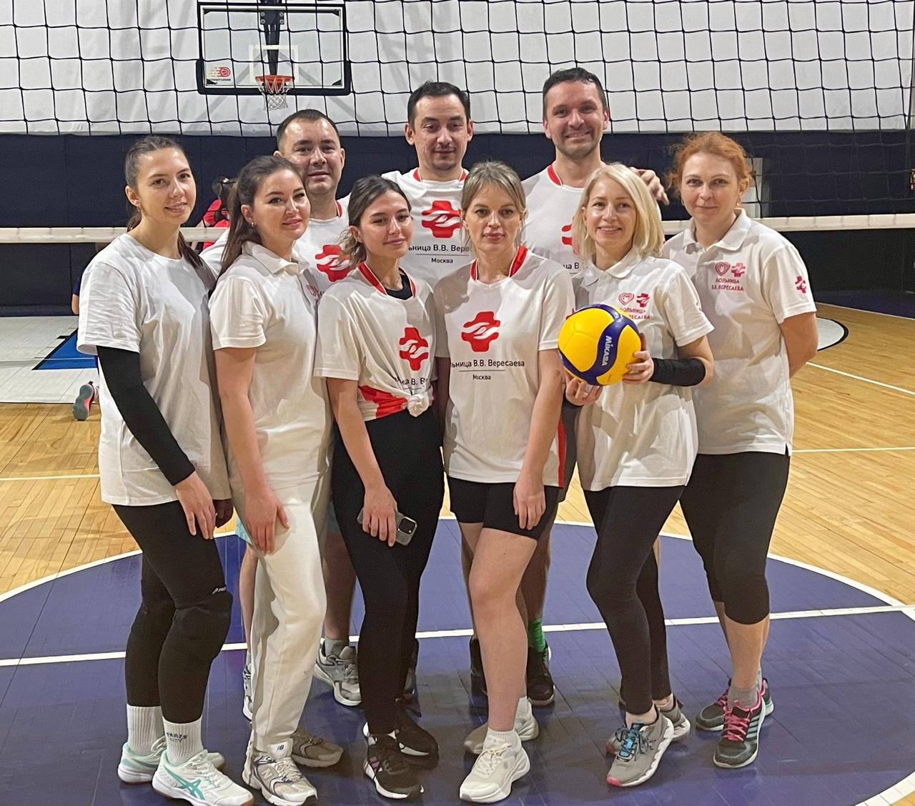 Сборная волейболистов больницы Вересаева успешно выступила на турнире спартакиады