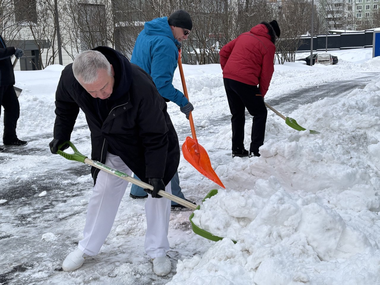 Сотрудники больницы Вересаева вышли на борьбу со снегом