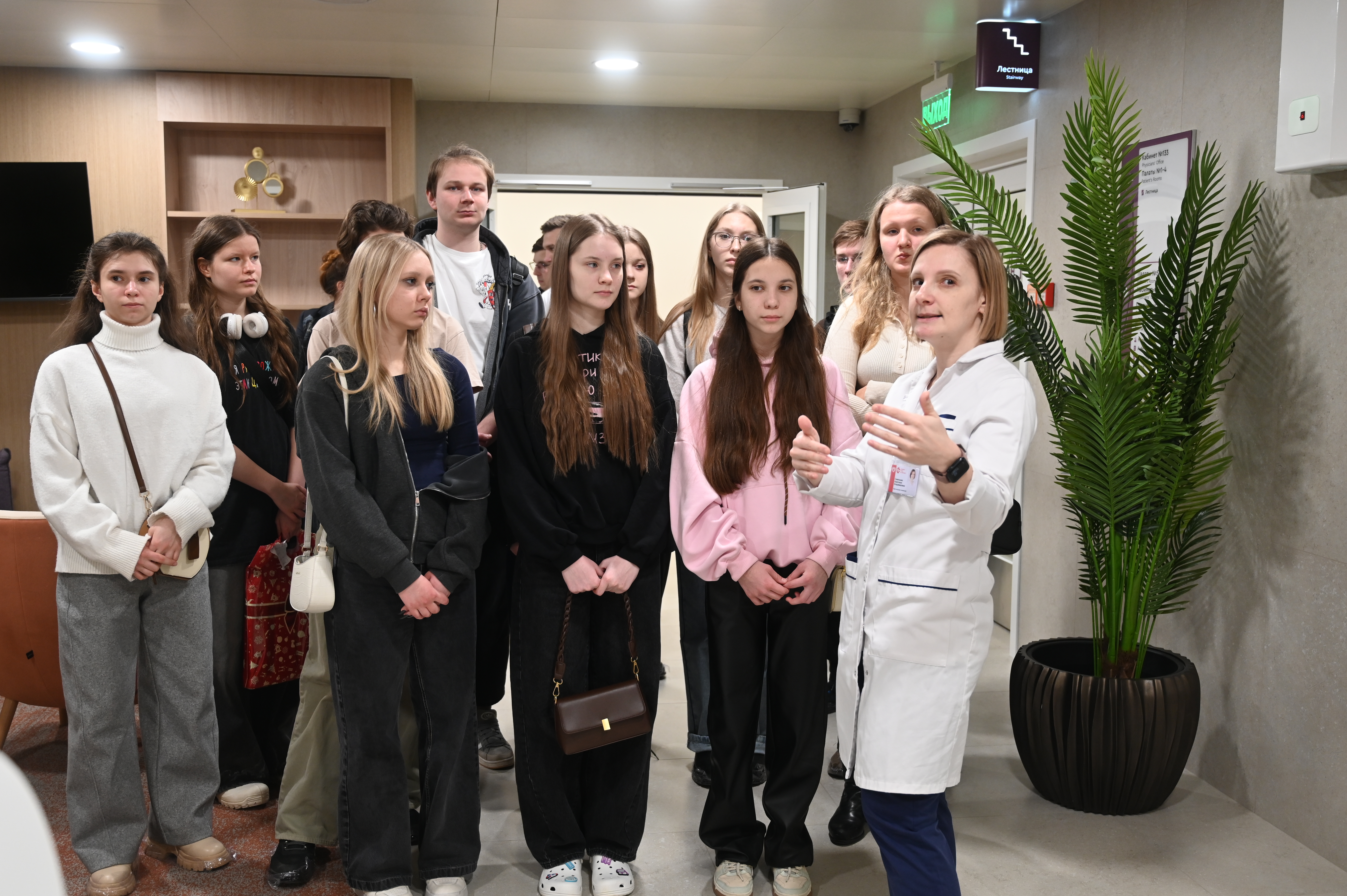 Волонтеры-медики познакомились с работой родильного дома ГКБ им. В.В. Вересаева